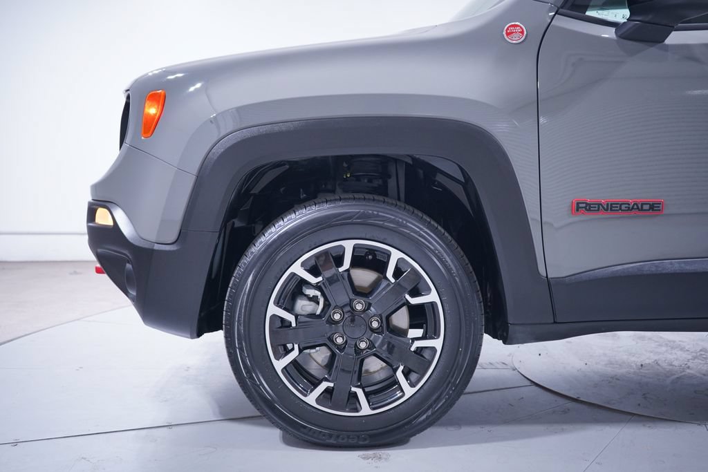 Used 2023 Jeep Renegade Trailhawk w/ Trailhawk Elite Group AWD/4WD image 2