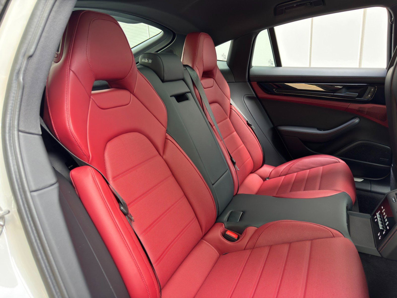 Used 2025 Porsche Panamera 4S w/ Premium Package image 42