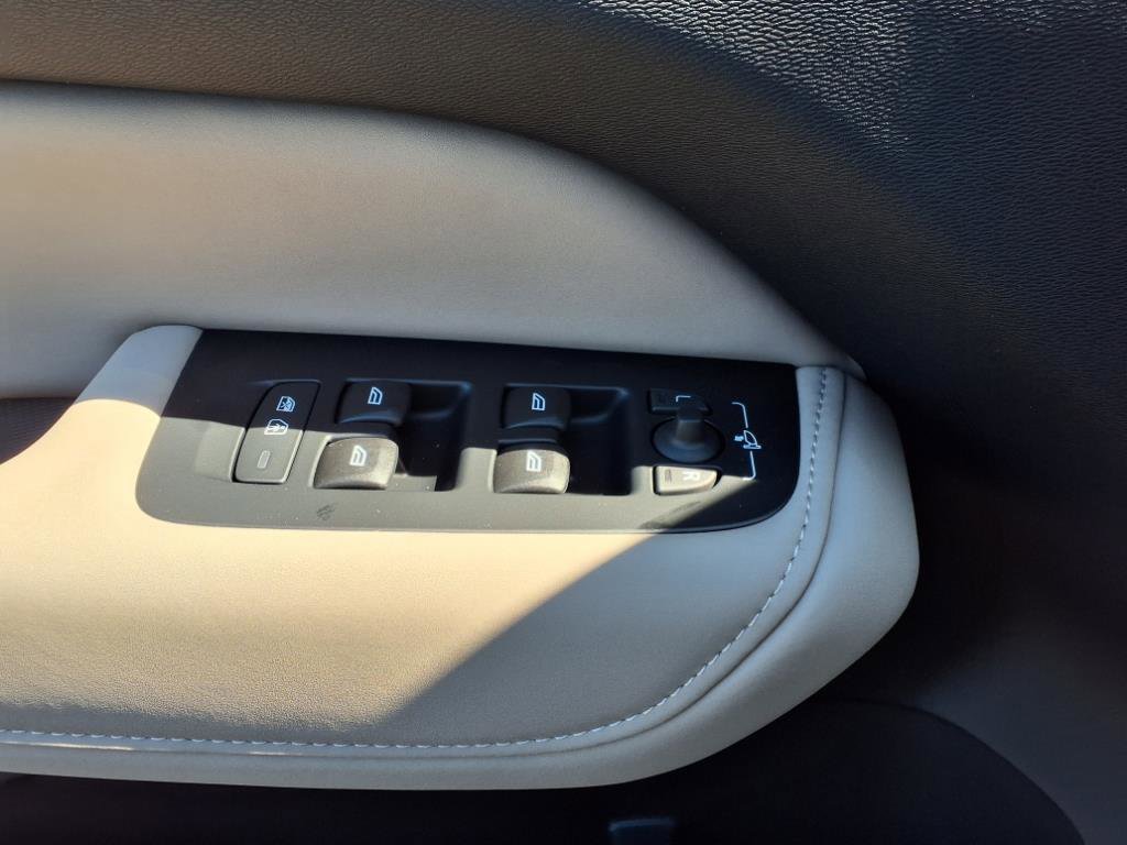 New 2026 Volvo XC60 B5 Plus w/ Protection Package Premier image 23