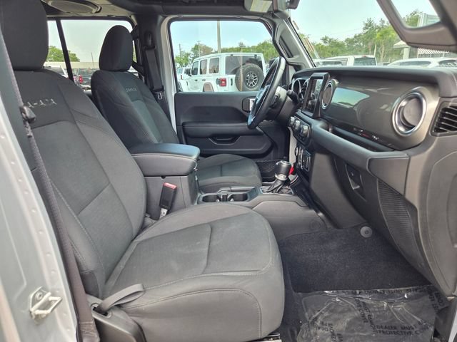 Used 2022 Jeep Wrangler Unlimited Sahara AWD/4WD image 17