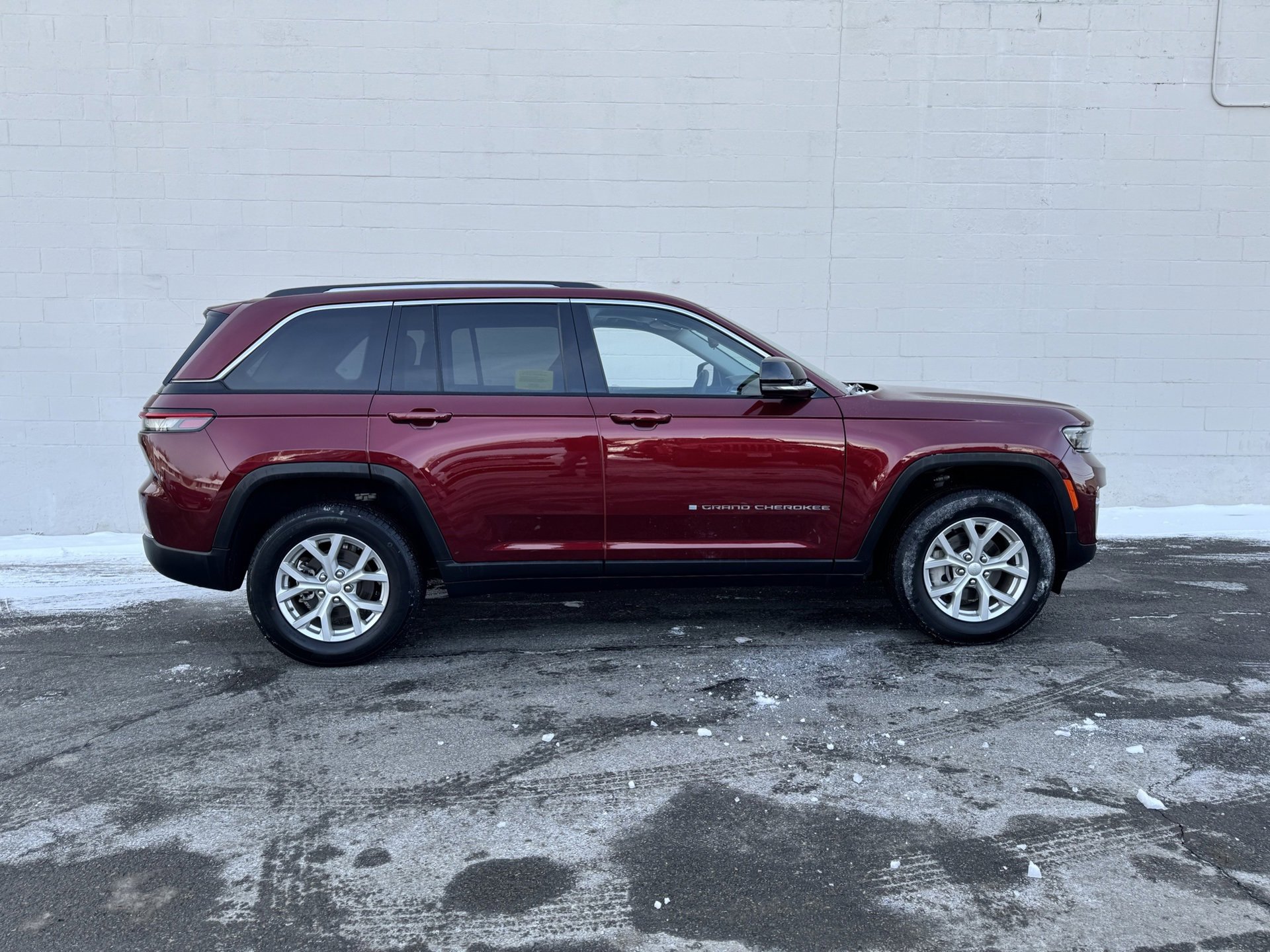 Used 2023 Jeep Grand Cherokee Limited image 3