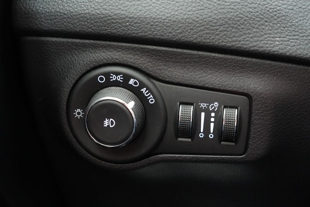 Used 2018 Jeep Compass Latitude FWD image 23