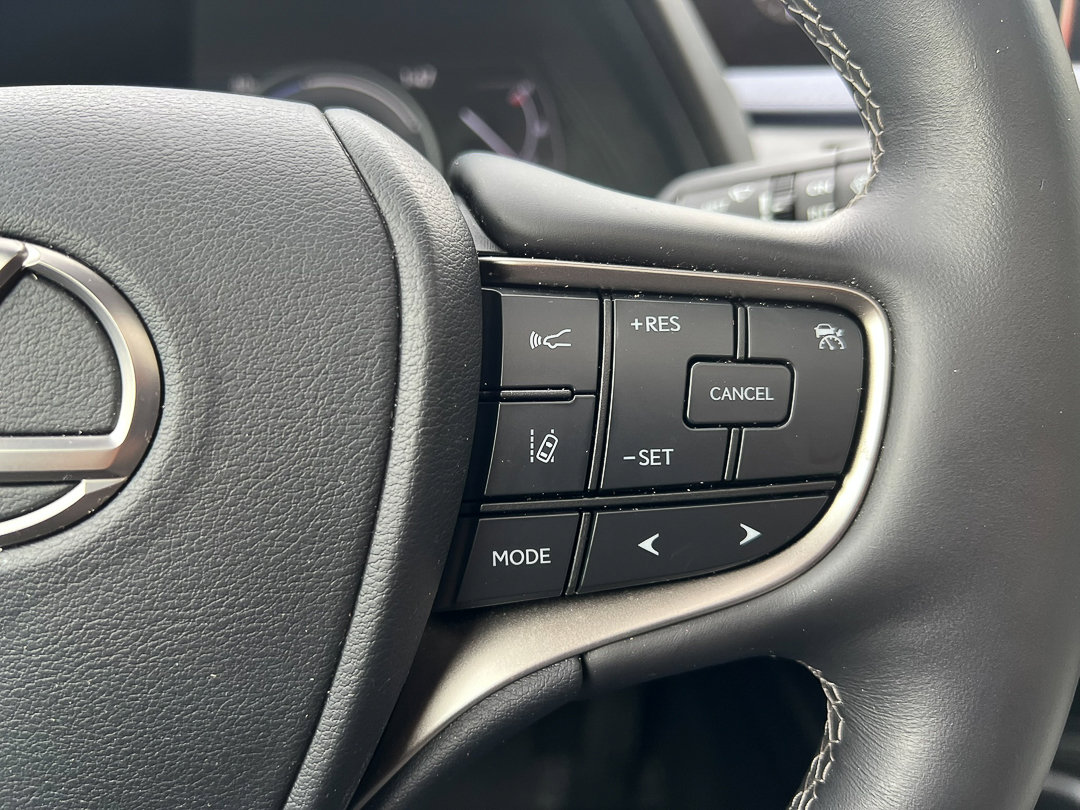 Used 2020 Lexus UX 250h w/ Premium Package image 18