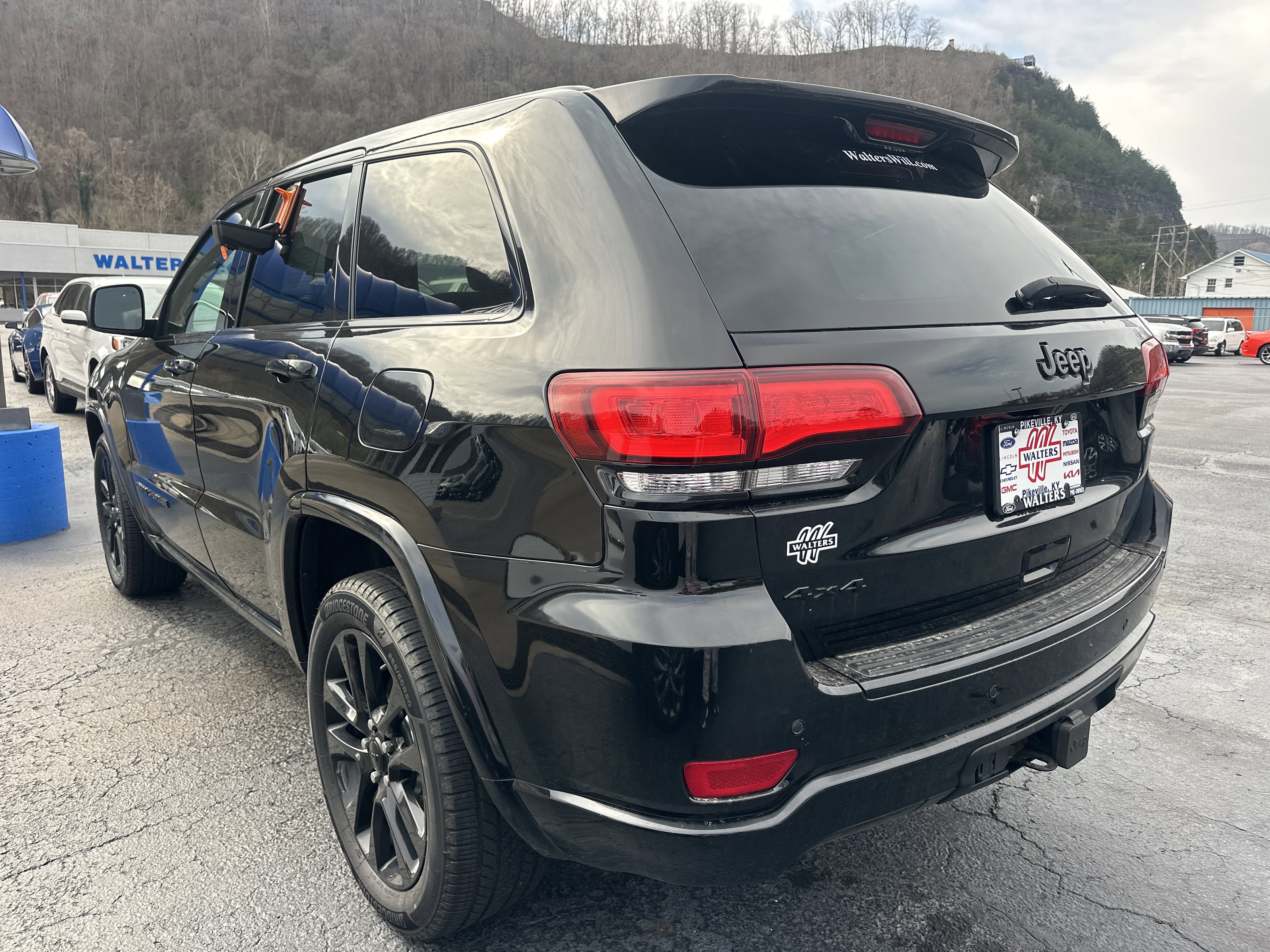 Used 2017 Jeep Grand Cherokee Altitude image 5