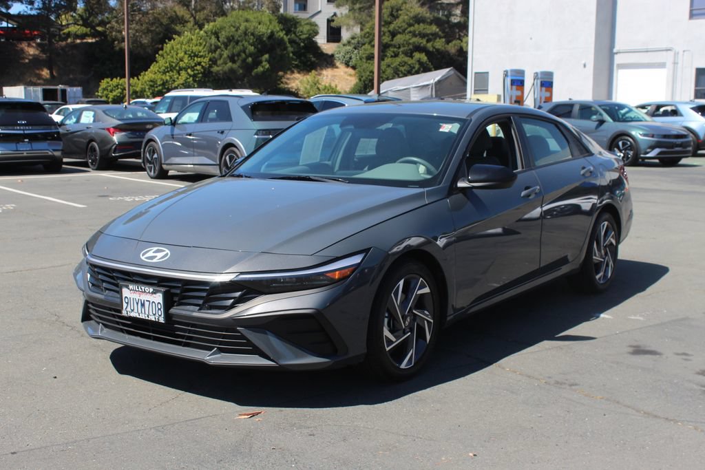 Used 2025 Hyundai Elantra Sport FWD image 3