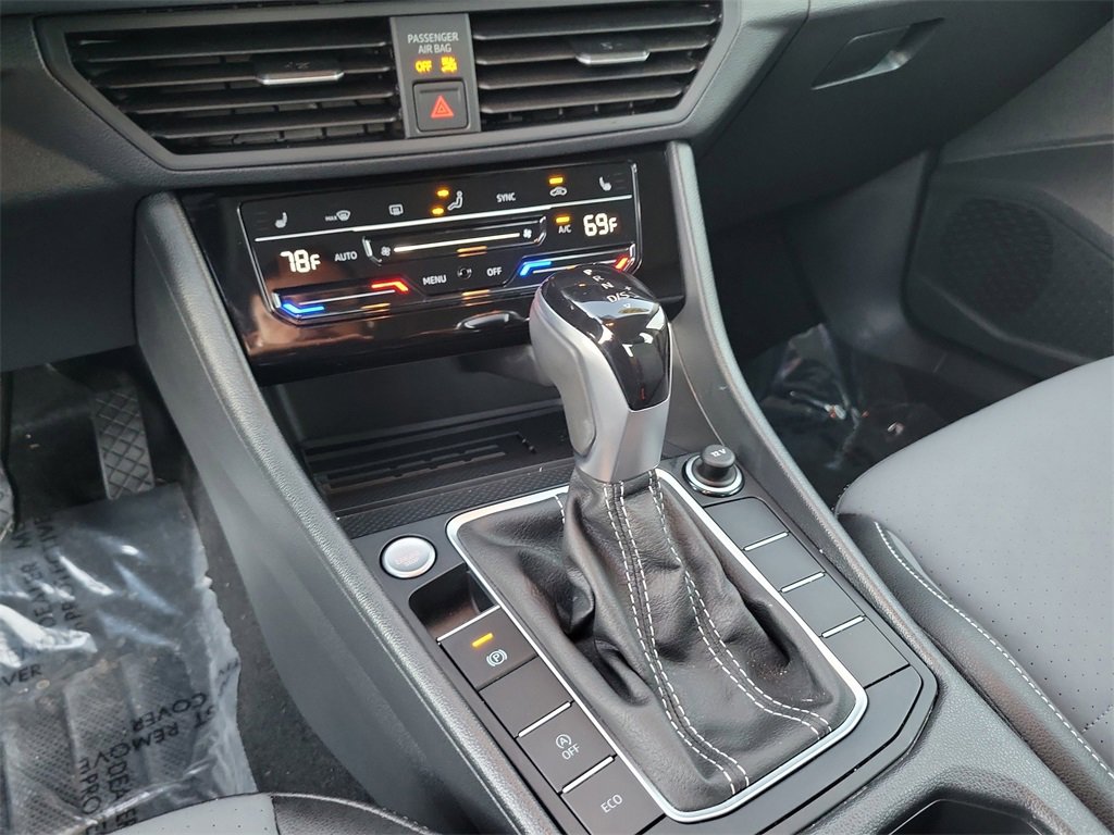 Used 2025 Volkswagen Jetta SE w/ Black Wheel Package image 21