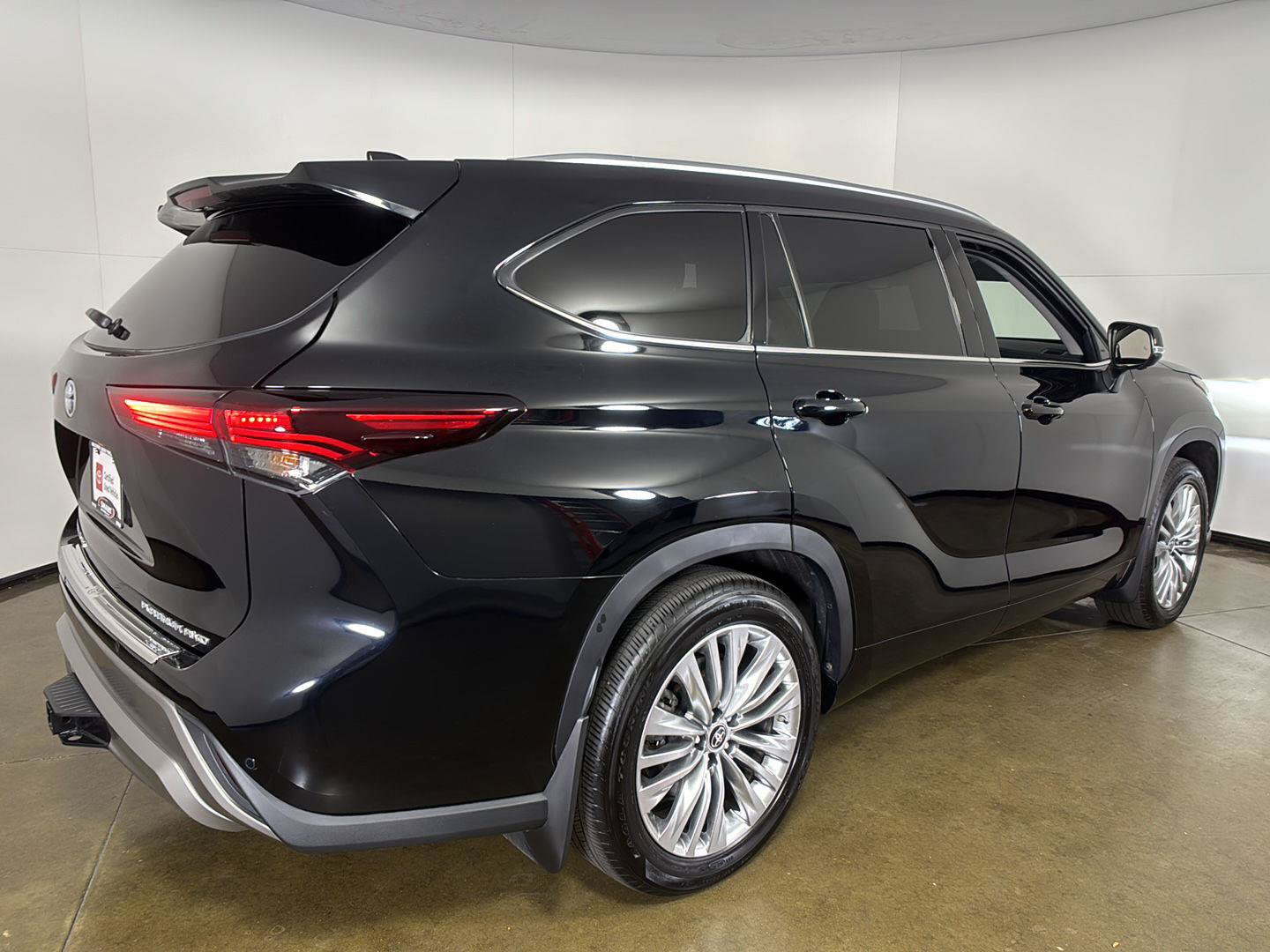 Used 2025 Toyota Highlander Platinum AWD/4WD image 9