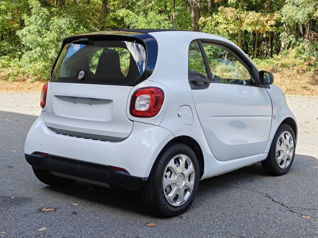Used 2017 smart fortwo pure RWD image 3
