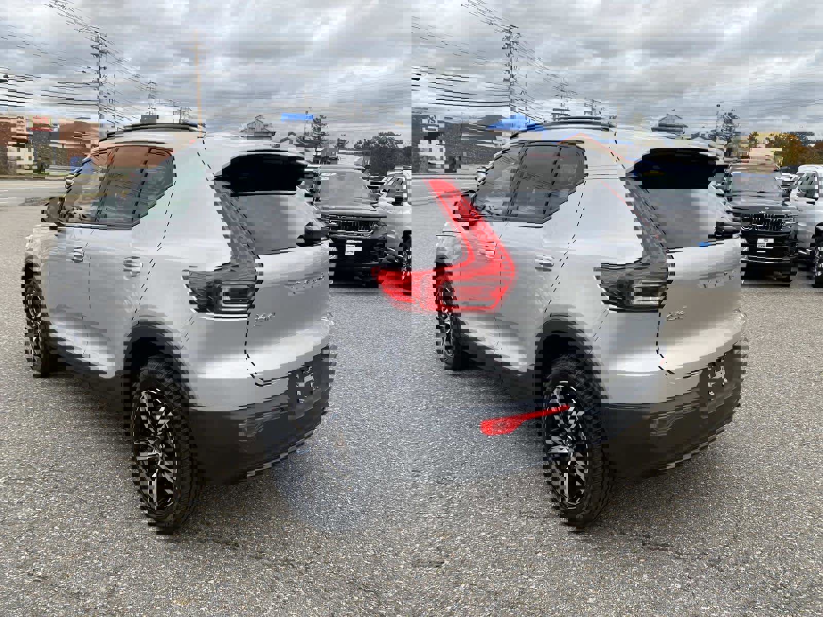 Used 2024 Volvo XC40 B5 Core image 7