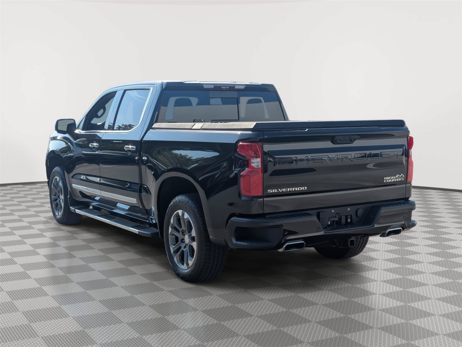 Used 2024 Chevrolet Silverado 1500 High Country w/ Technology Package AWD/4WD image 3