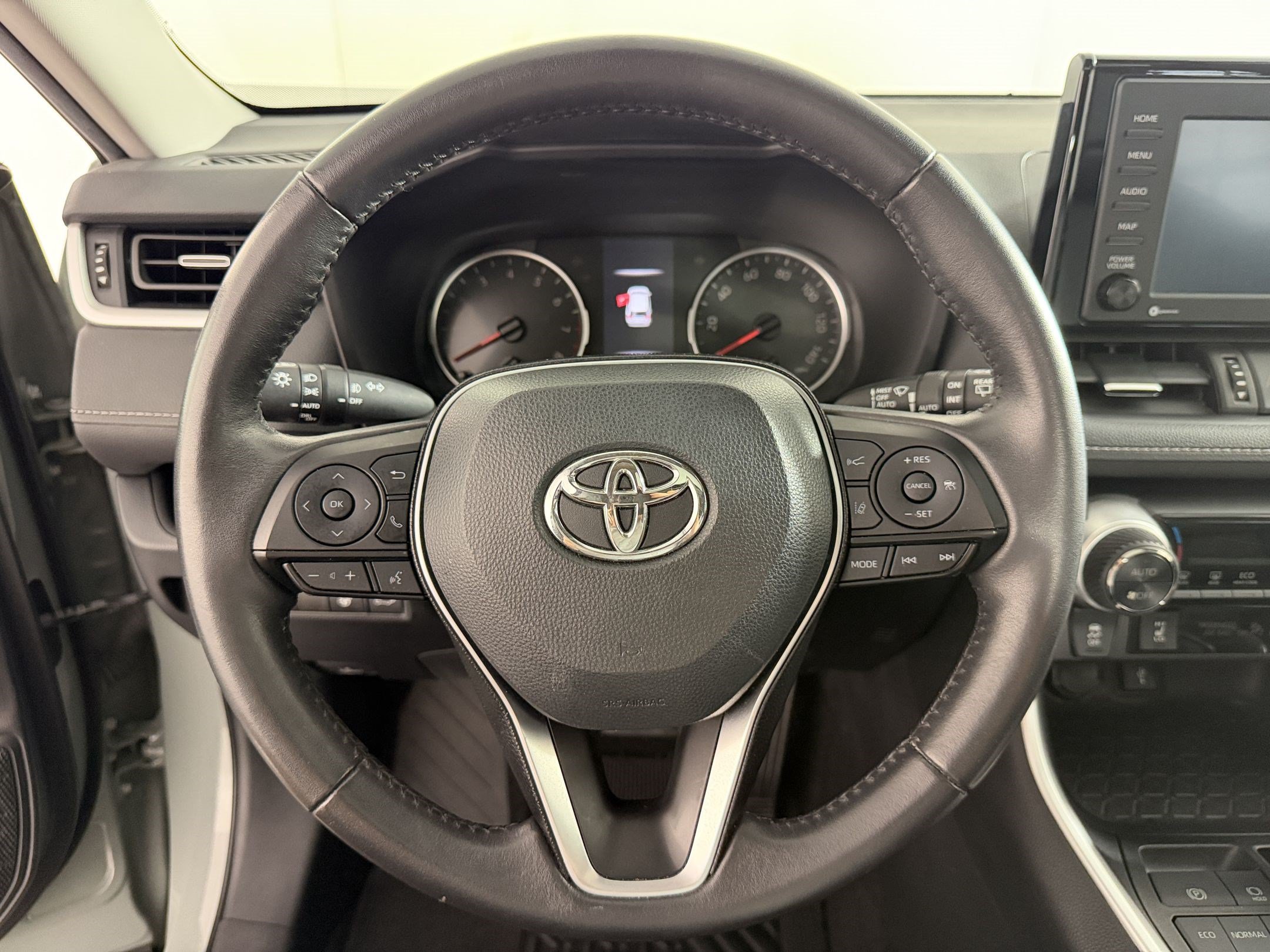Used 2020 Toyota RAV4 XLE Premium FWD image 11