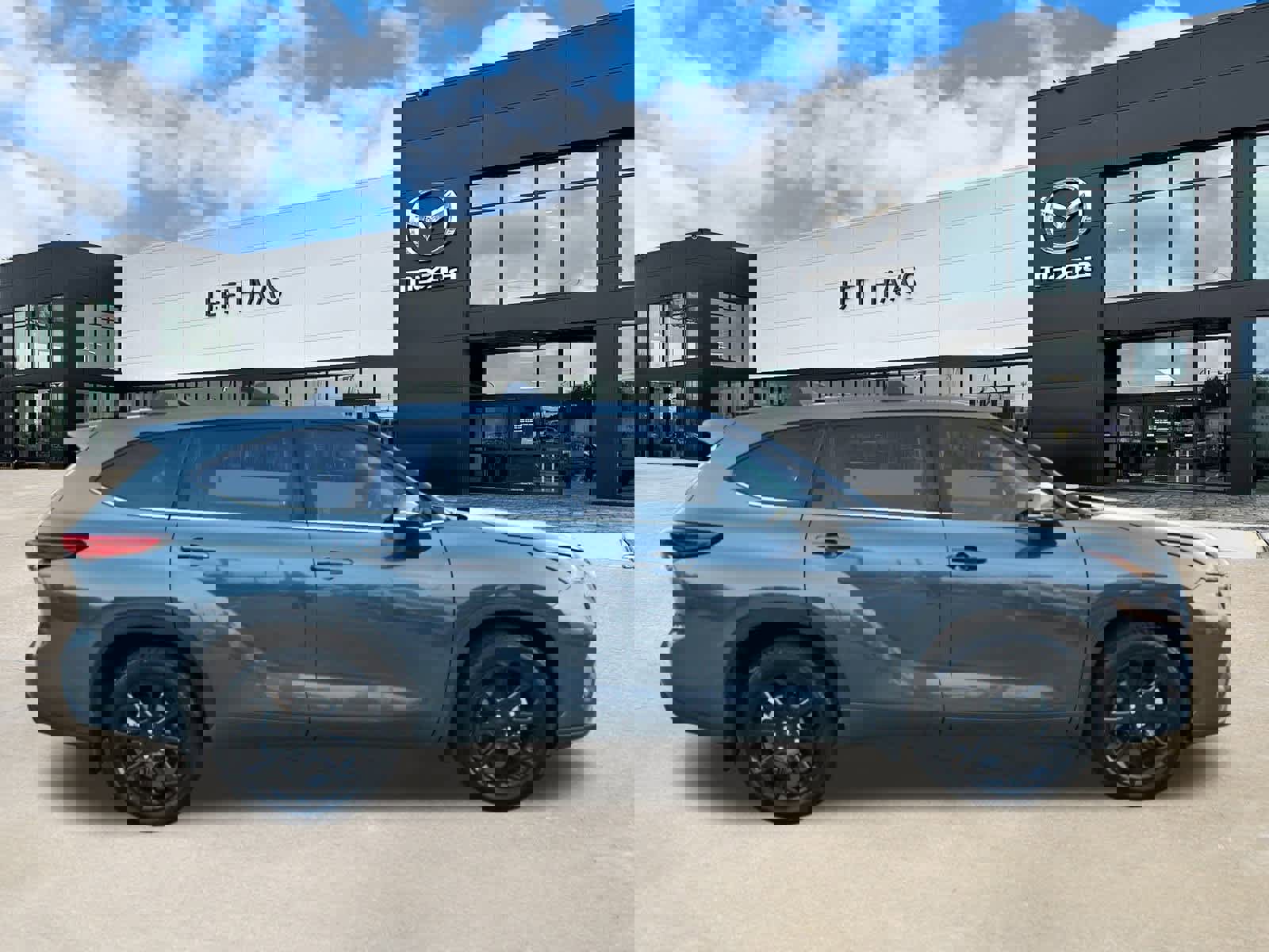 Used 2023 Toyota Highlander LE image 5