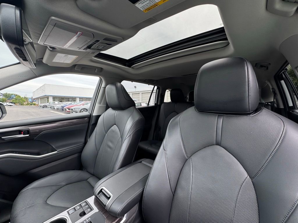 Used 2023 Toyota Highlander Limited FWD image 20