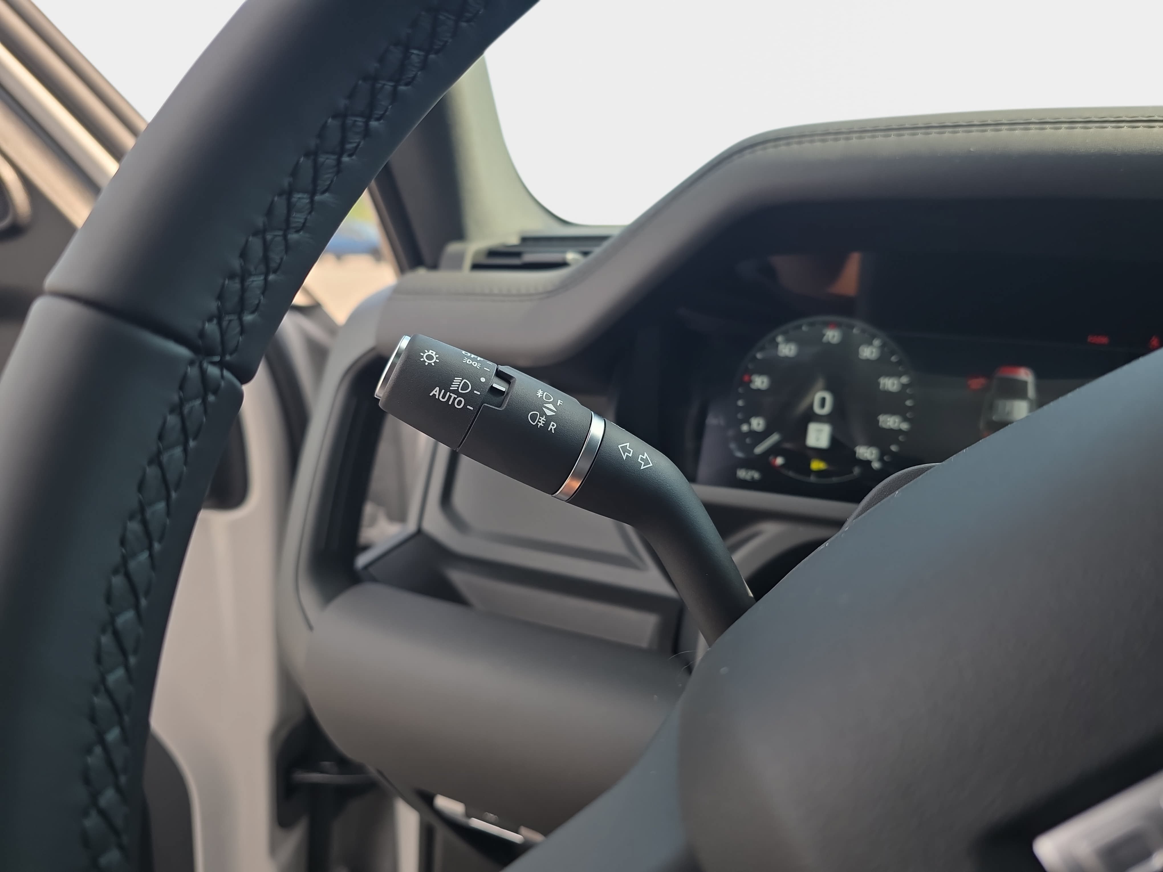 New 2026 Land Rover Defender 110 X-Dynamic SE AWD/4WD image 25