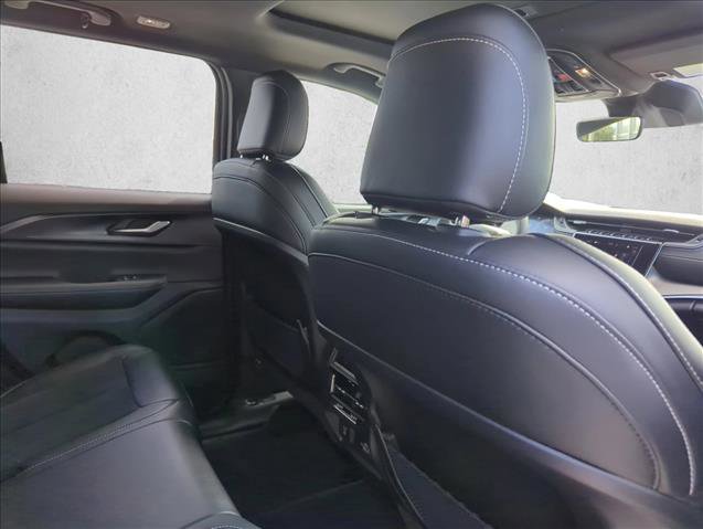 Used 2025 Jeep Grand Cherokee Altitude RWD image 18