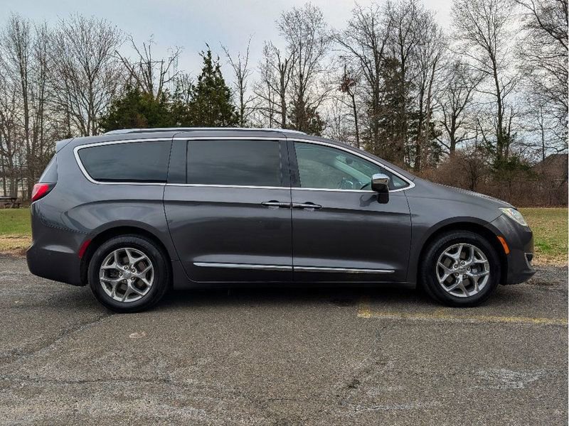 Used 2018 Chrysler Pacifica Limited w/ Advanced Safetytec Group image 4