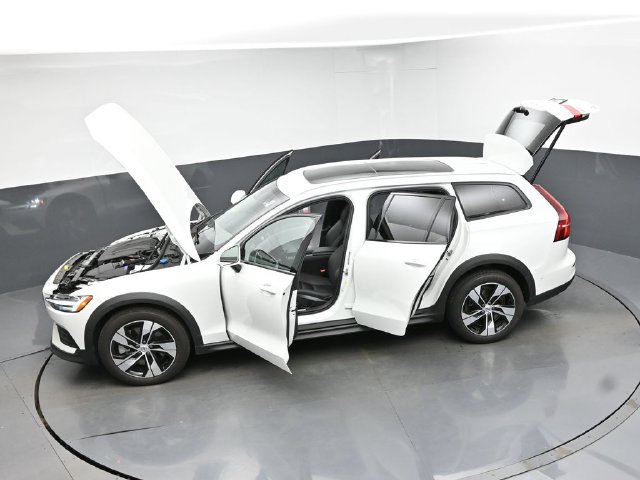 Used 2025 Volvo V60 B5 Cross Country Plus AWD/4WD image 49