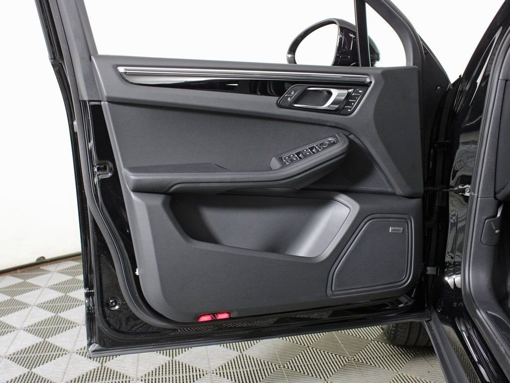 Certified 2026 Porsche Macan image 14
