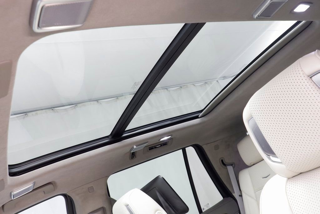 Used 2024 Cadillac Escalade Sport Platinum w/ LPO, ONYX Package image 17