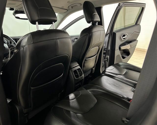Used 2019 Jeep Cherokee Limited w/ Luxury Group image 12