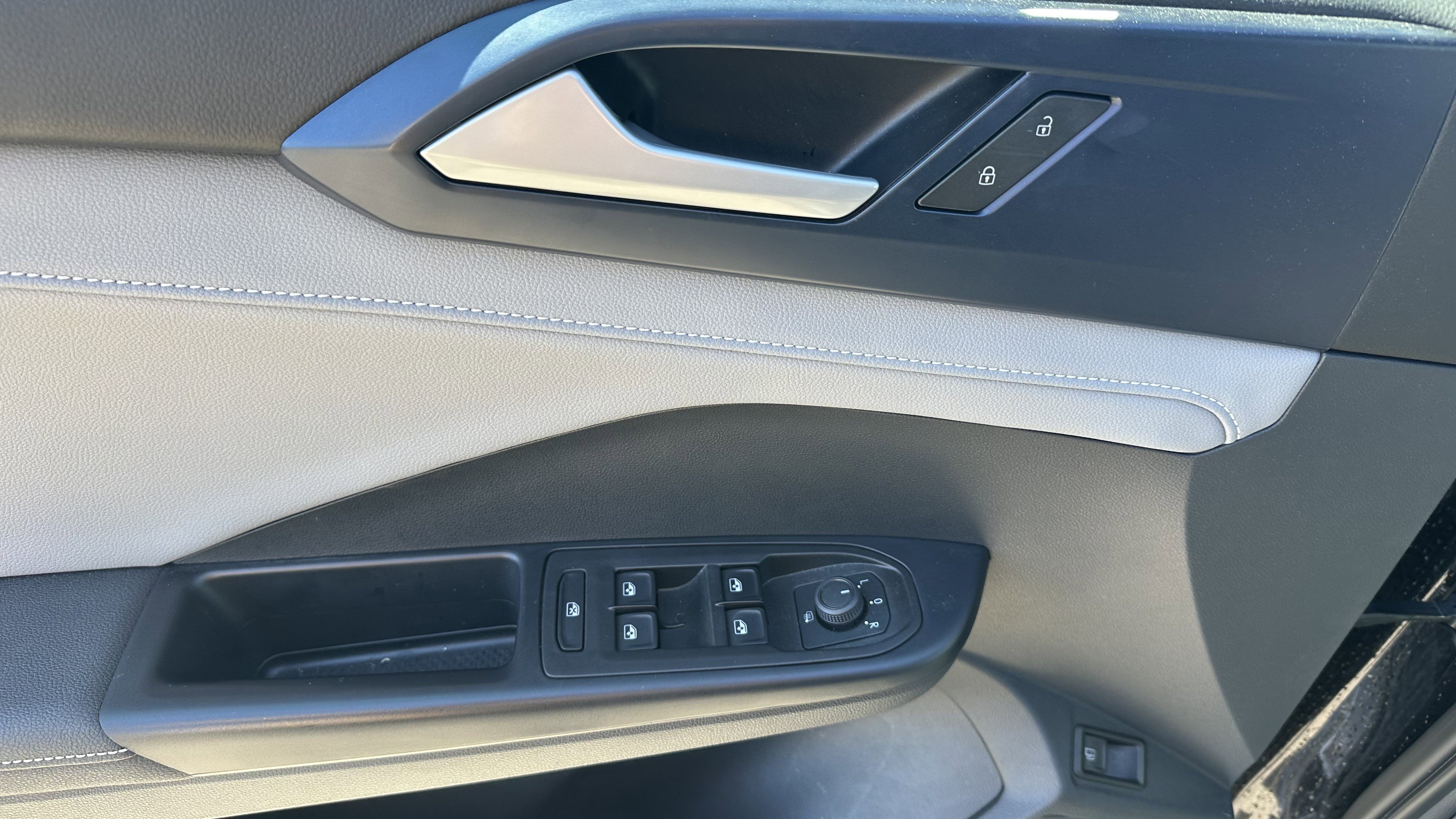 Used 2024 Volkswagen Taos SE w/ Panoramic Sunroof Package image 17