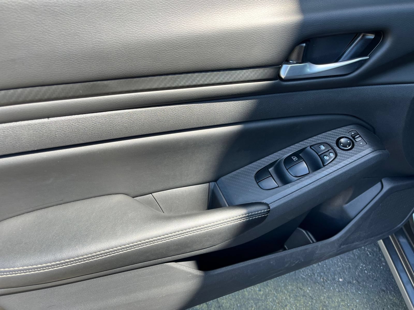 Used 2025 Nissan Altima 2.5 SV FWD image 15