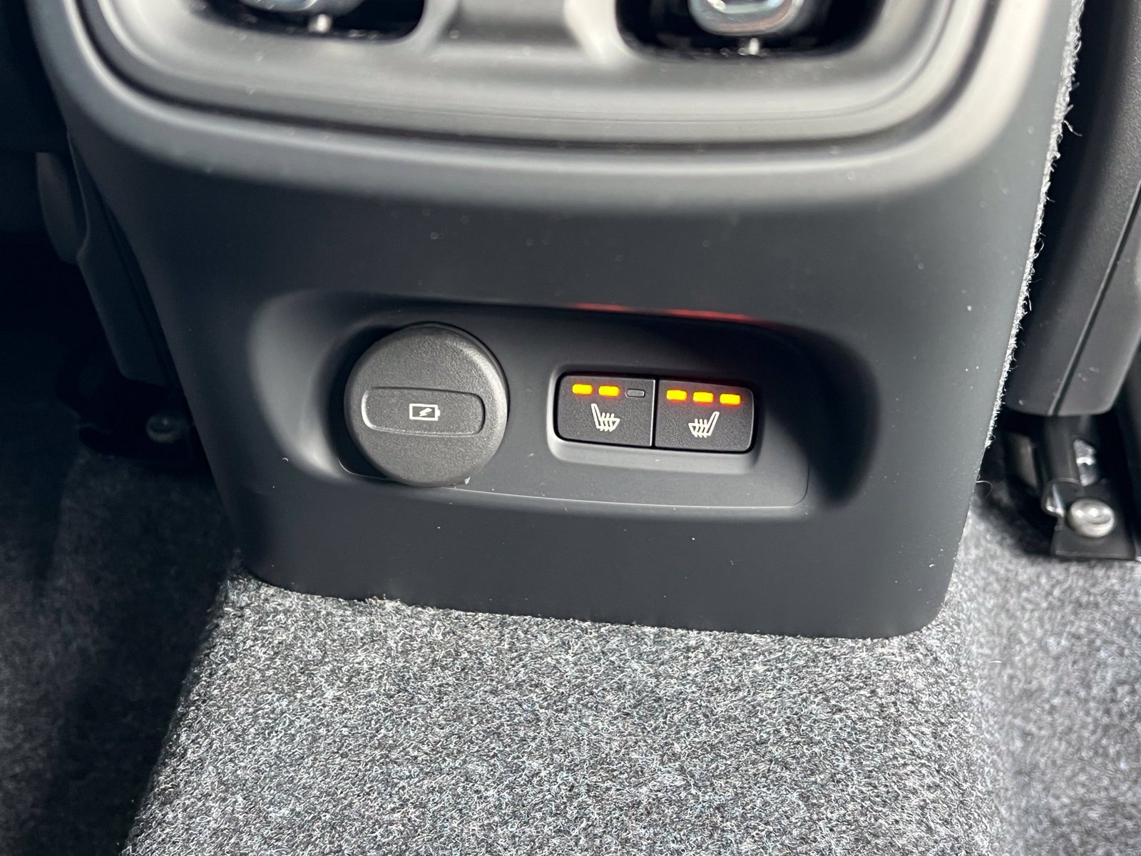 New 2026 Volvo XC40 B5 Plus w/ Protection Package Premier AWD/4WD image 17