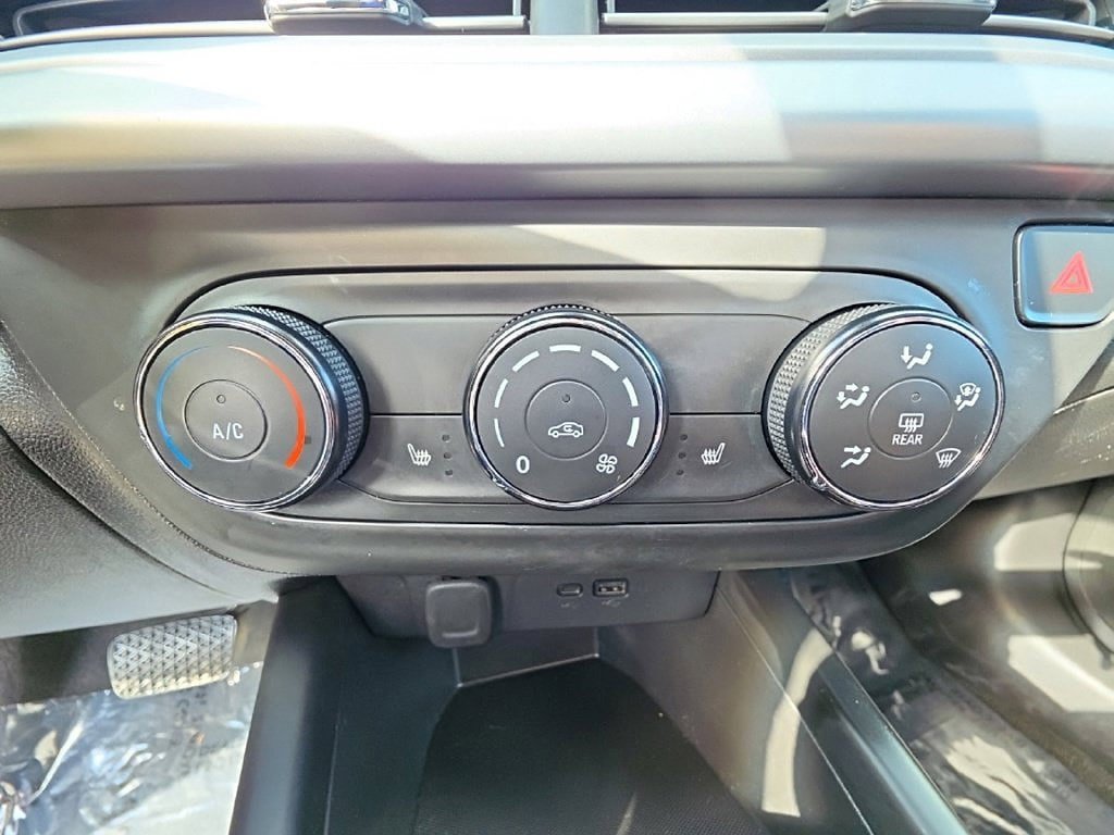 Used 2025 Chevrolet Trax LS w/ LS Convenience Package FWD image 17