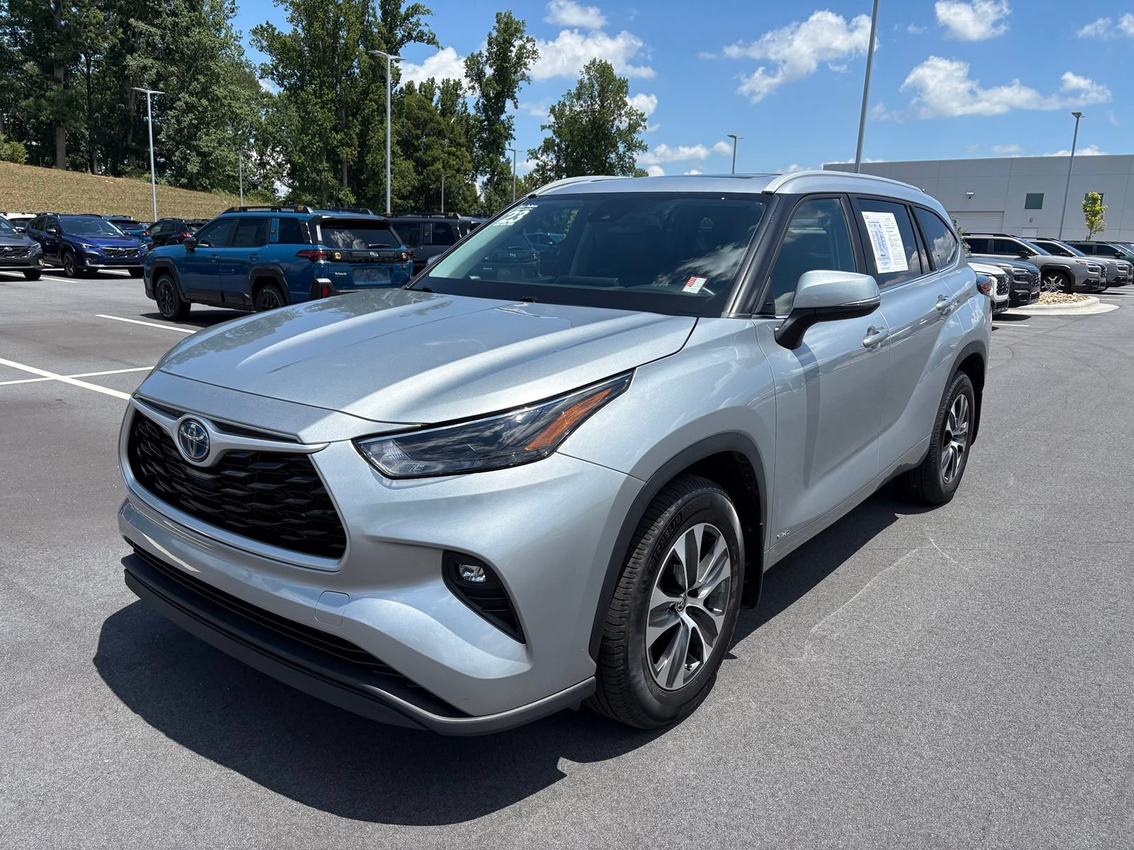 Used 2023 Toyota Highlander XLE AWD/4WD image 3