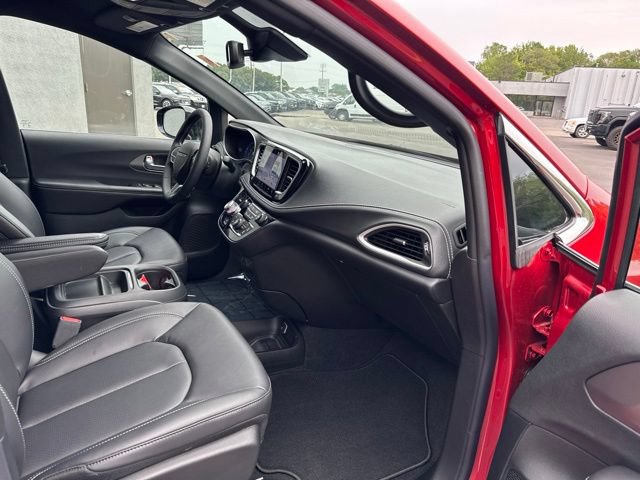 Used 2027 Chrysler Pacifica Select AWD/4WD image 24
