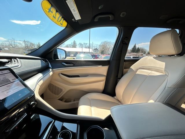 Used 2024 Jeep Grand Cherokee Limited w/ Black Appearance Package image 47