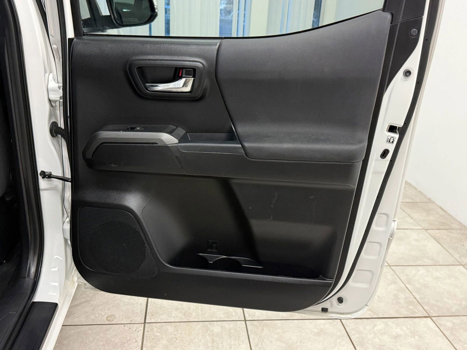 Used 2017 Toyota Tacoma TRD Off-Road w/ Tow Package (A/T) image 18