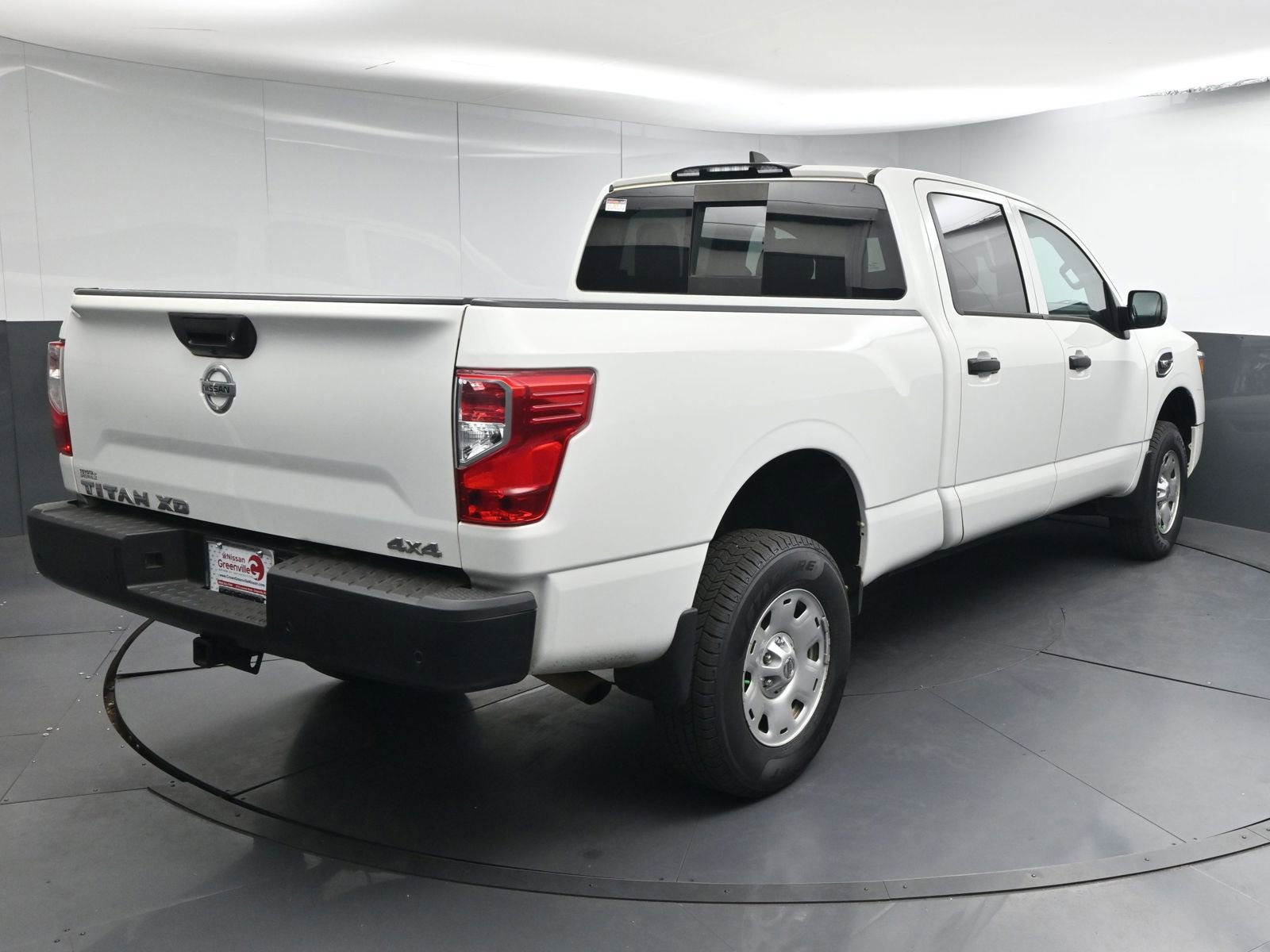 Used 2022 Nissan Titan S image 7