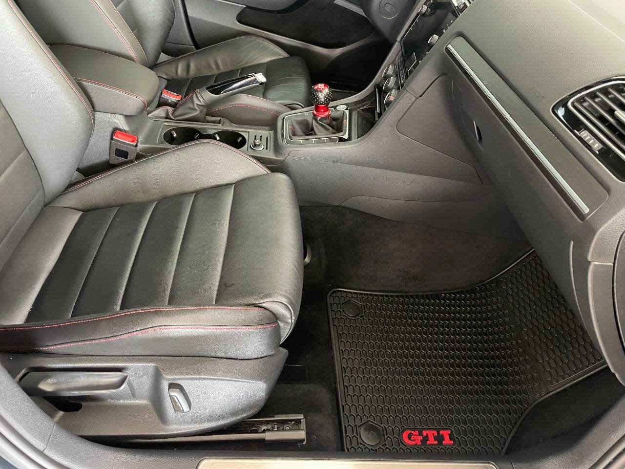 Used 2020 Volkswagen GTI SE image 28