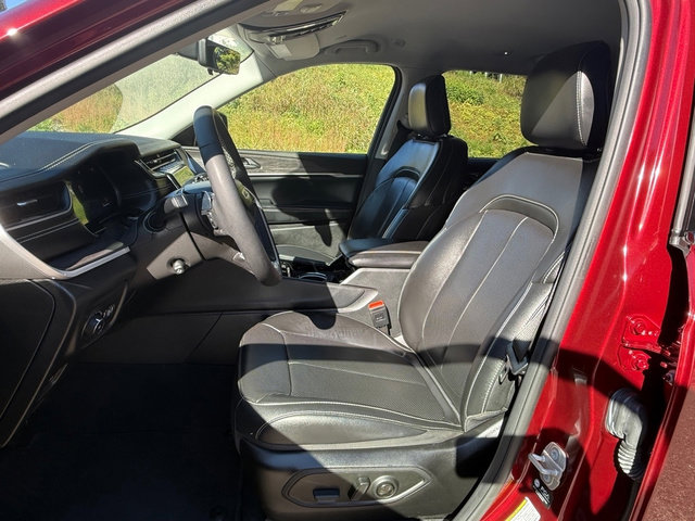 Used 2023 Jeep Grand Cherokee L Limited w/ Luxury Tech Group II image 11