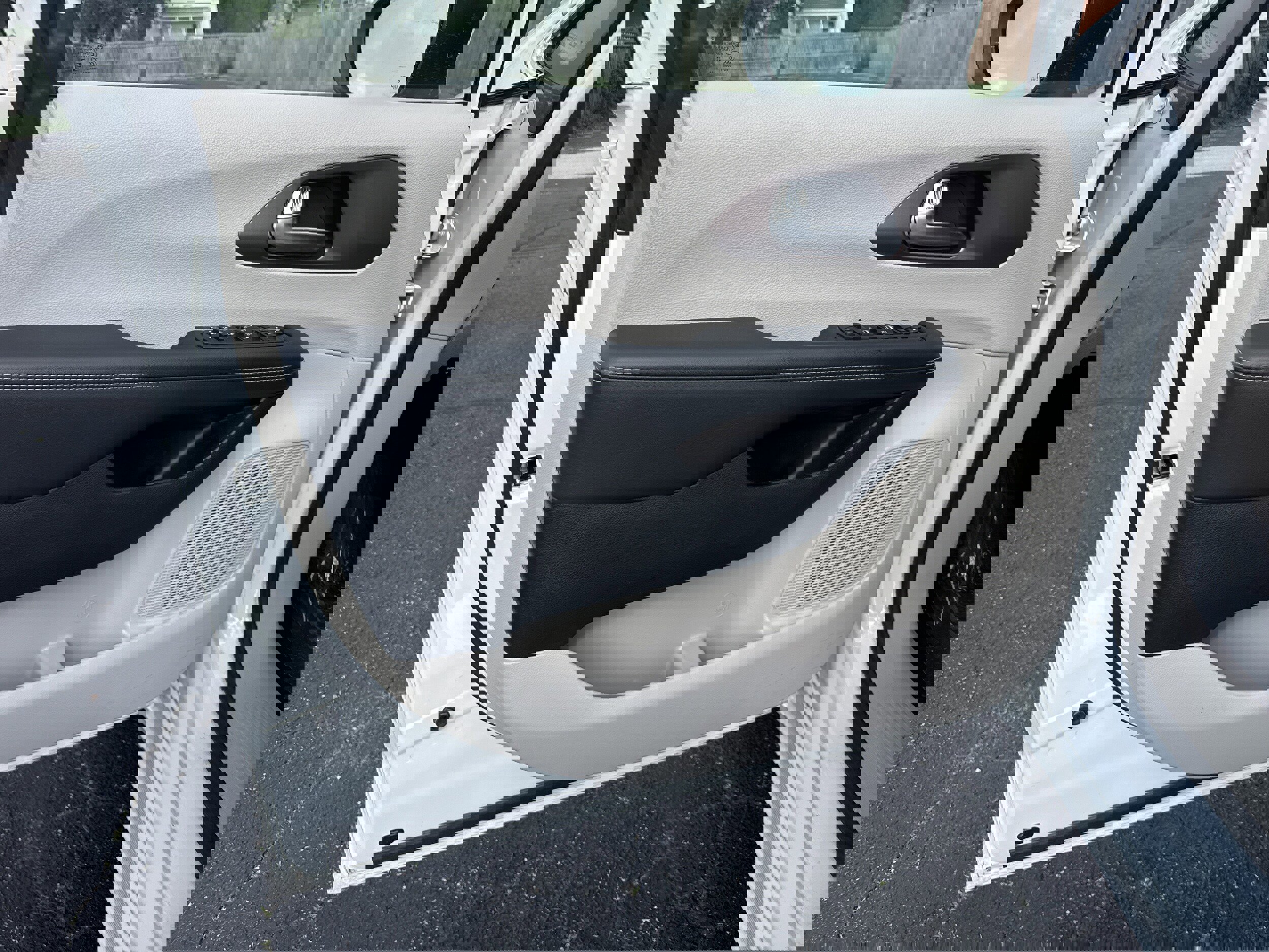 Used 2023 Chrysler Voyager LX image 5