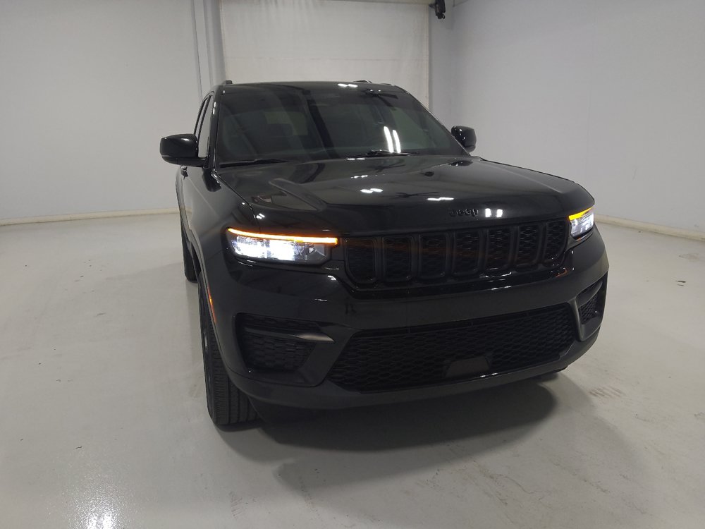 Used 2023 Jeep Grand Cherokee Altitude AWD/4WD image 14