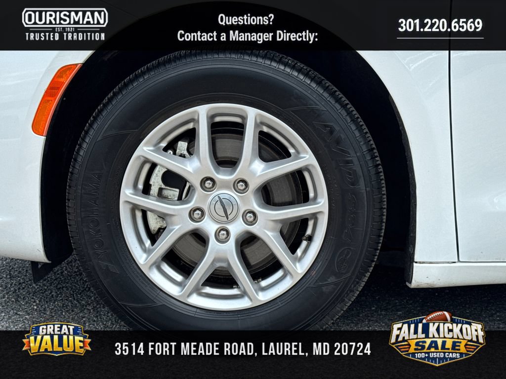Used 2024 Chrysler Pacifica Touring-L FWD image 5