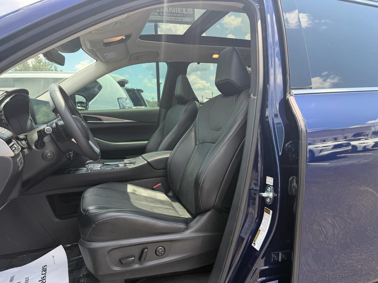 Used 2023 INFINITI QX60 Luxe w/ Cargo Package FWD image 15