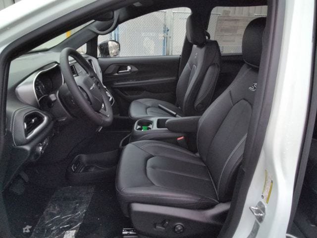 New 2026 Chrysler Pacifica Select AWD/4WD image 9