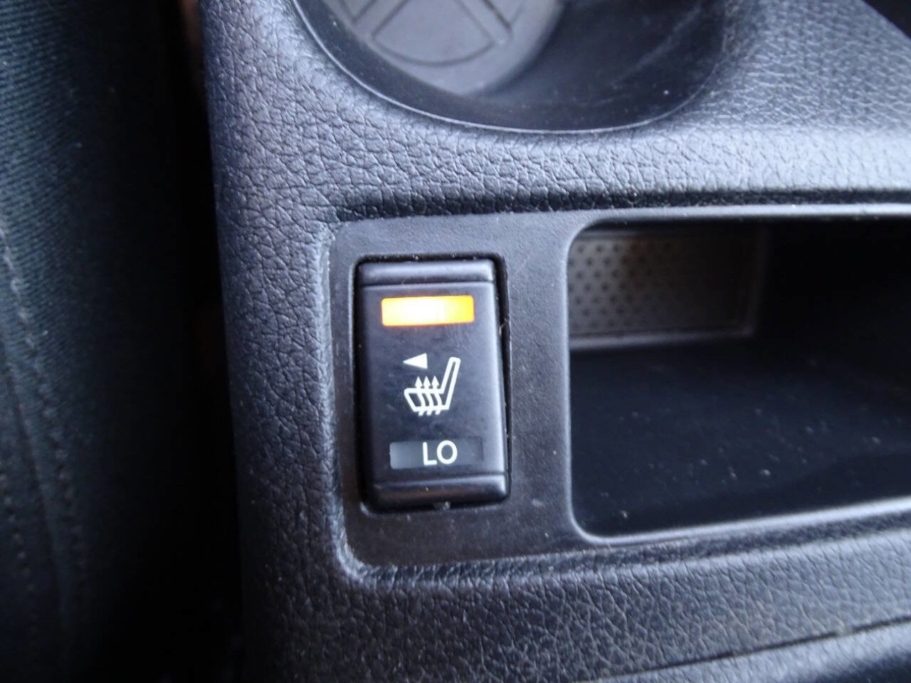 Used 2016 Nissan Rogue SV image 25