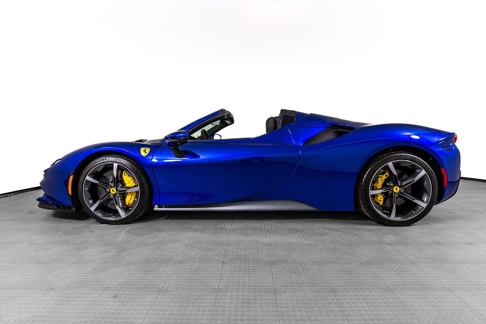 Certified 2025 Ferrari SF90 Spider AWD/4WD image 4