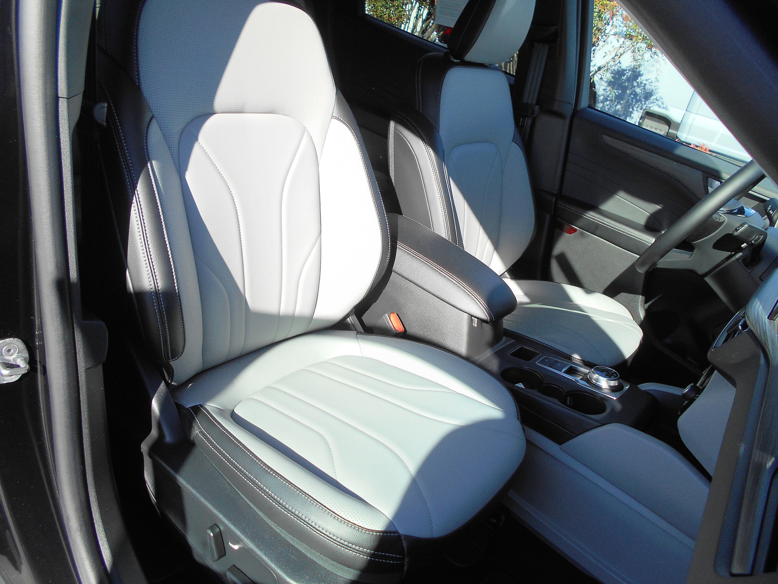 Used 2025 Ford Escape SE w/ PHEV Premium Package image 6