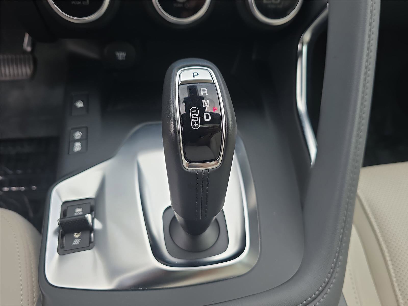 Used 2020 Jaguar E-PACE SE image 24