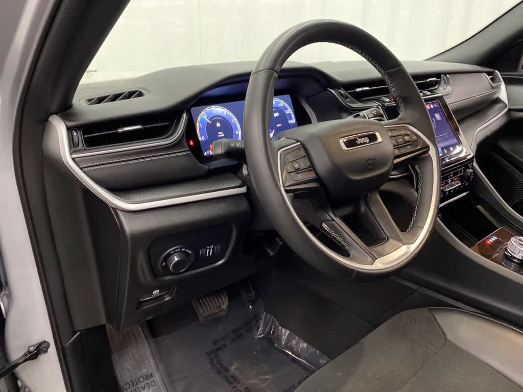 Used 2023 Jeep Grand Cherokee Altitude AWD/4WD image 2