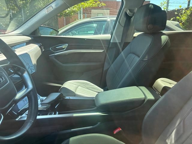 Certified 2023 Audi e-tron Premium Plus w/ Premium Plus Package AWD/4WD image 4
