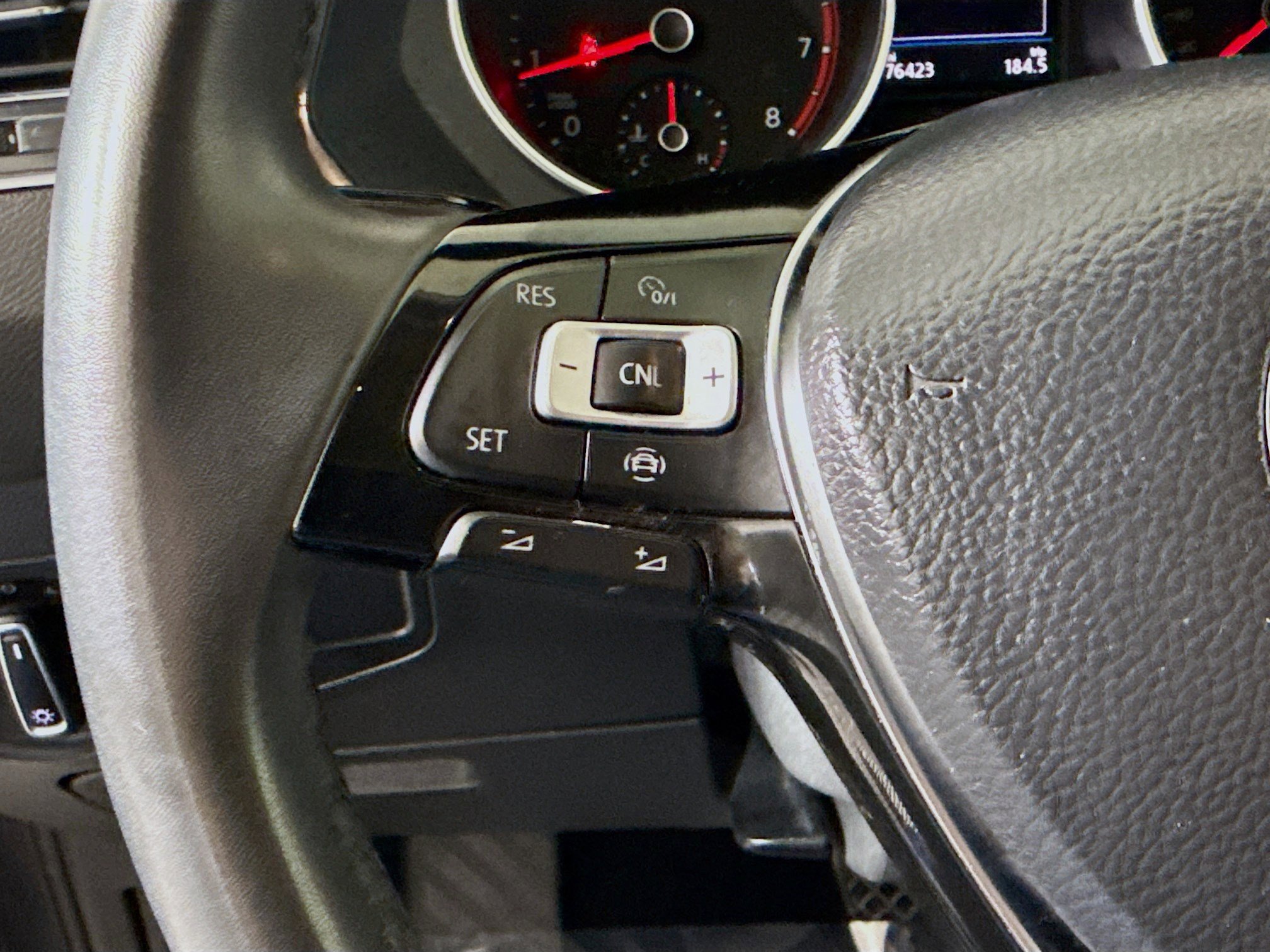 Used 2020 Volkswagen Tiguan SE image 14