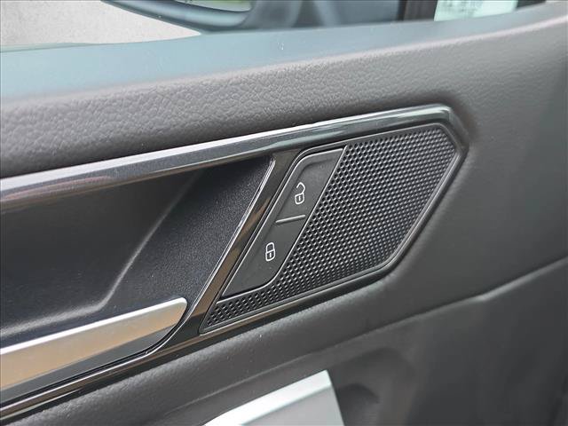 Used 2024 Volkswagen Tiguan SE R-Line FWD image 9