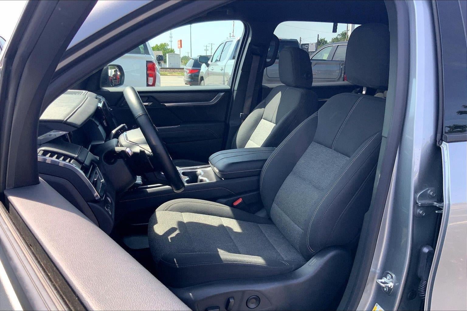 Used 2025 GMC Acadia Elevation FWD image 21