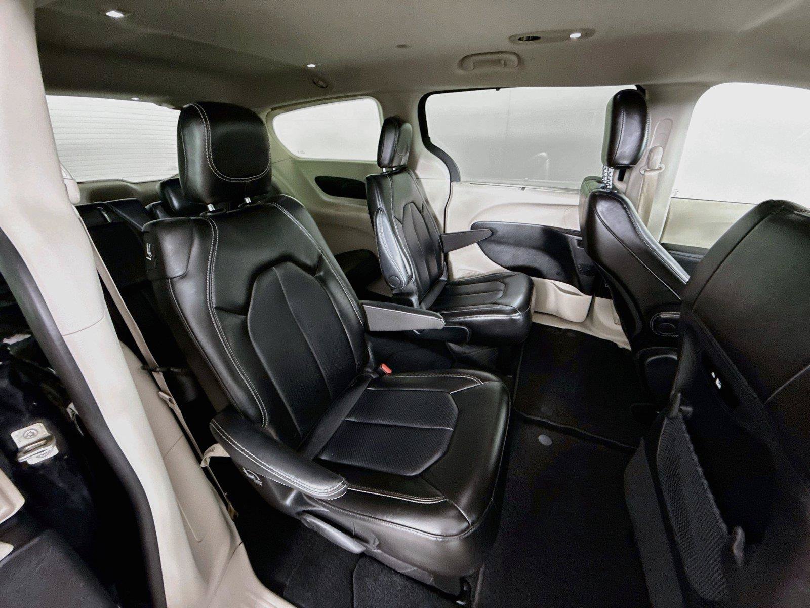 Used 2024 Chrysler Pacifica Touring-L FWD image 27